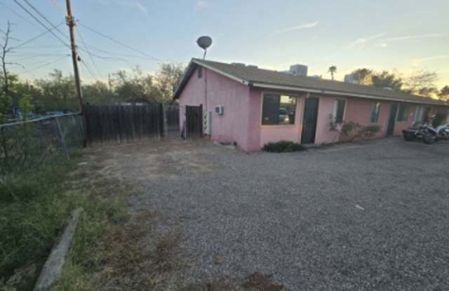 Cute 2 Bedroom/1 Bath Unit. In Great Central Location with Backyard. AVAILABLE NOW! Gallery 3