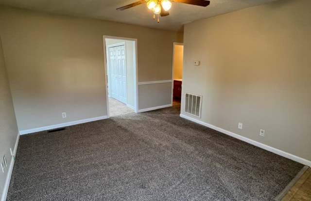 3 Bedroom Home with Large Deck close to Ft Campbell! Gallery 2
