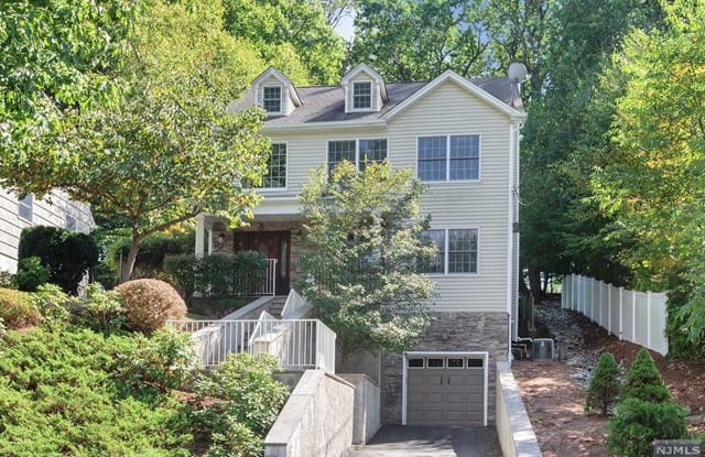 32 Walnut Street - 32 Walnut Street, Oakland, NJ 07436