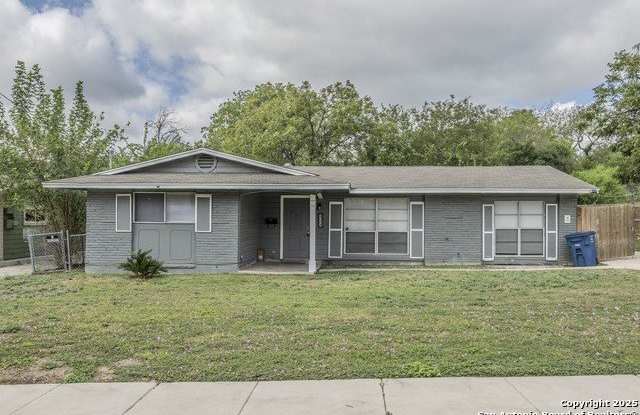 411 LADDIE PL photos photos
