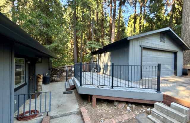Charming 3-Bedroom Mountain Home with Fenced Yard. photos photos Charming 3-Bedroom Mountain Home with Fenced Yard. photos photos