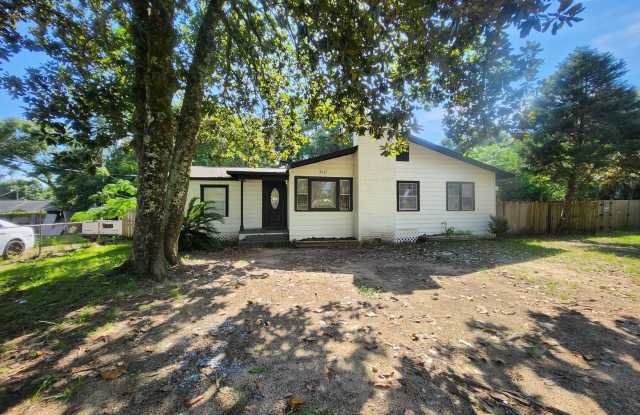 3017 Donley St Pensacola. MOVE IN SPECIAL!! $250 off 1st Months Rent!!! - 3017 Donley Street, Bellview, FL 32526