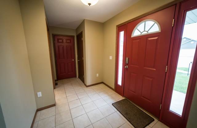 FOR RENT: 3 Bedroom House with 2 Car Garage Gallery 3