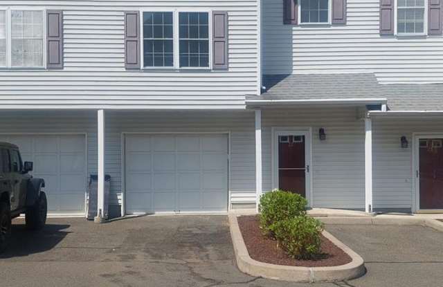 Spacious Townhouse w/Renovated Bathroom photos photos