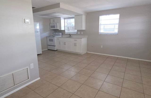 Move‑in‑ready 1 bedroom, 1 bathroom residence located in the heart of Nokomis. Gallery 1
