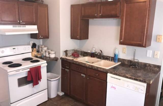 West Side Iowa City Home | Large Yard + In-Unit Laundry Gallery 4