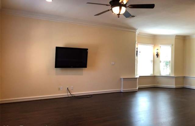 6638 Rue Chateau Street North Gallery 4
