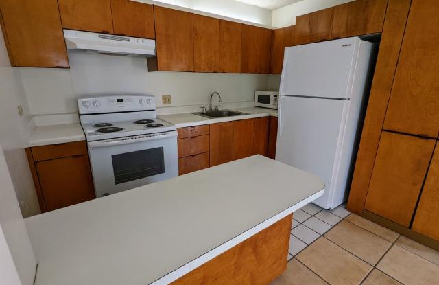 Convenient Makiki 2-bed, 1-bath, 2 parking, Near Punahou, UH Manoa, Kapiolani Hospital Gallery 1