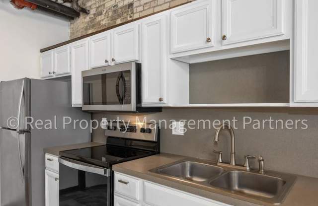 940 Monroe - Studio Condo with Exposed Brick, Soaring Ceilings, Heated Pool, Rooftop Deck, Utilities Included Gallery 3