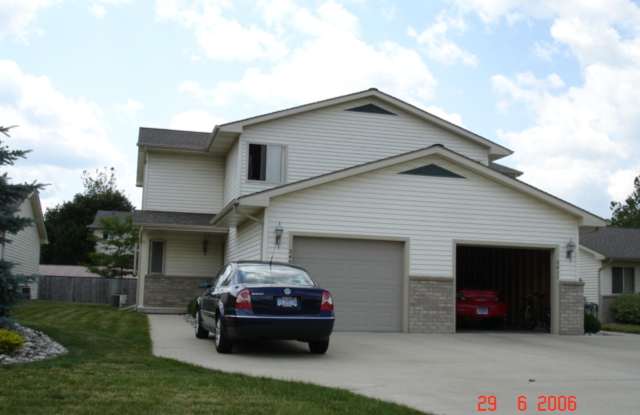 Charming 3-Bedroom Duplex Near Dow Headquarters photos photos