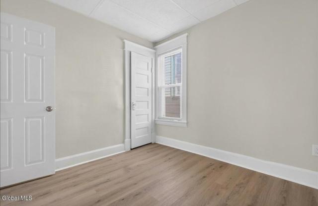 Charming 3BR Duplex in Schenectady Gallery 4