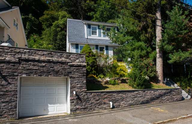 Beautiful 4BD Dutch Colonial Home in Hartsdale! - 37 South Washington Avenue, Hartsdale, NY 10530