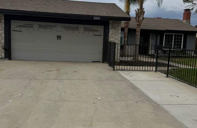 Charming 3 bedroom 2 bathroom home located in North Hanford Gallery 1