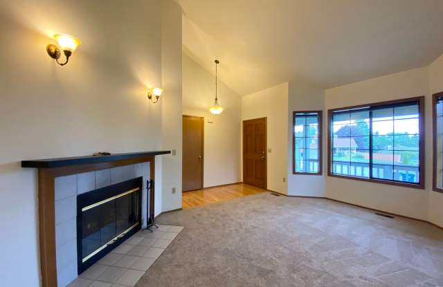 Spacious 3 Bedroom Home in Kent East Hill! Gallery 3