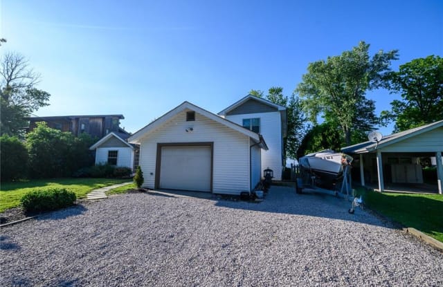 7569 Lakeshore Blvd - 7569 Lakeshore Boulevard, North Madison, OH 44057