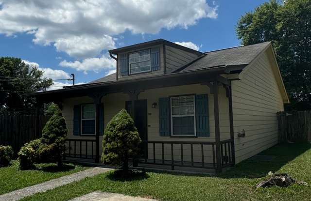 Knoxville 37931 - 2 bedroom home with fenced-in yard - Contact Lisa Vineyard or Shannon Russell at (865) 216-9334 - 1731 Woodpointe Drive, Knox County, TN 37931