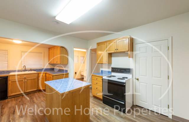 Cozy 3 Bedroom Home With Newer Flooring & Paint Gallery 4