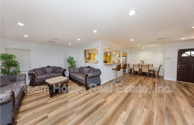 19422 Welby Way Gallery 4
