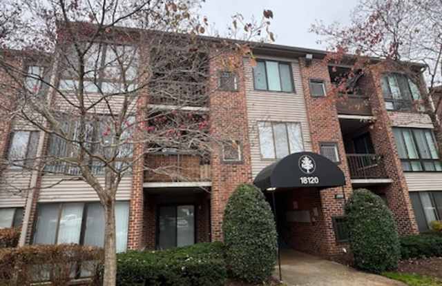 TOP LEVEL 2 BEDROOM 2 BATH CONDO IN FARMINGDALE ESTATES - 18120 Chalet Drive, Germantown, MD 20874