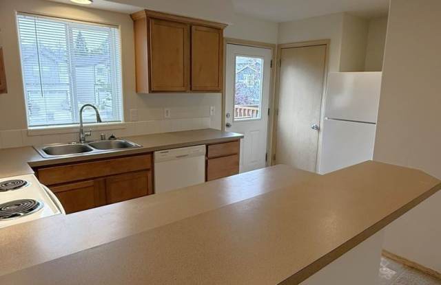 3 Bed / 3 Bath Updated Townhome | Garage + Fenced Yard | HALF OFF 2nd Month! Gallery 4