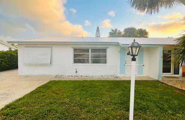 2/2 Beach Villa In Beach Club Colony! - 121 North Las Olas Drive, Hutchinson Island South, FL 34957