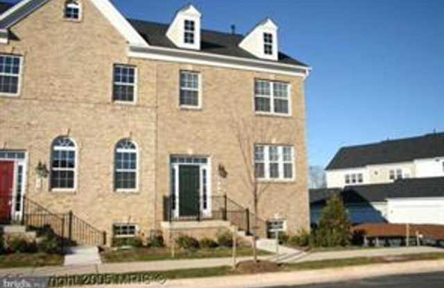 END UNIT TOWNHOUSE WITH 2 CAR GARAGE, 4 BEDROOMS AND 3.5 BATHS..FINISHED REC ROOM photos photos