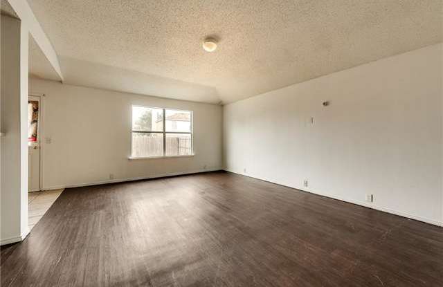 215 Pinecrest Gallery 4