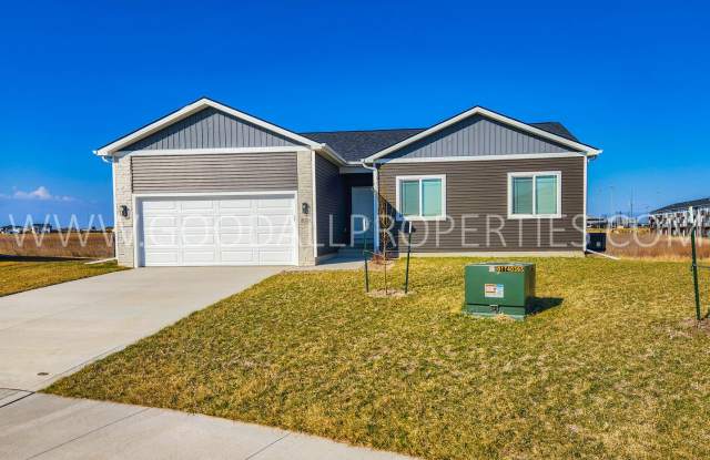 Rent Reduced!!! 4 bedroom with finished basement ranch style home - 320 Northwest Morgan Court, Waukee, IA 50263