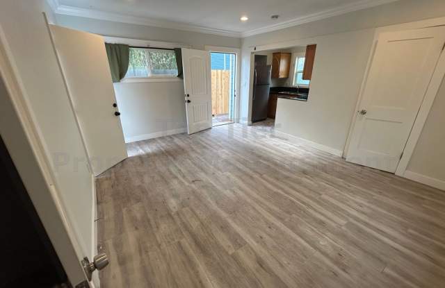 ***Charming Studio Cottage in South Park - Available NOW*** Gallery 4