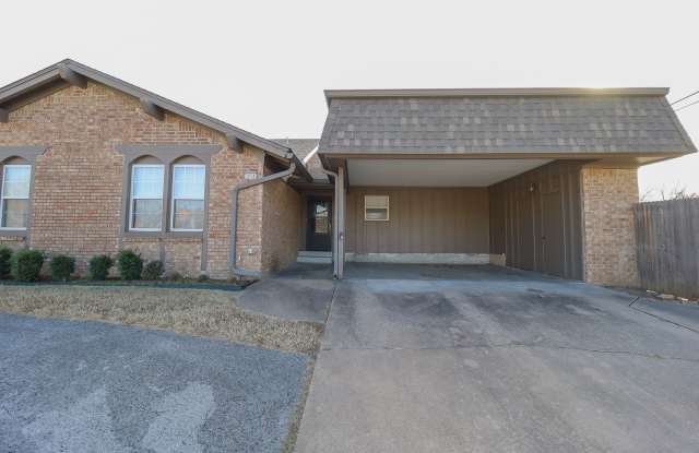 NO PETS ALLOWED Wonderful 2 bedroom, 2 bath duplex unit has been recently renovated. Quiet midtown Tulsa neighborhood. - 3302 East 56th Place, Tulsa, OK 74135