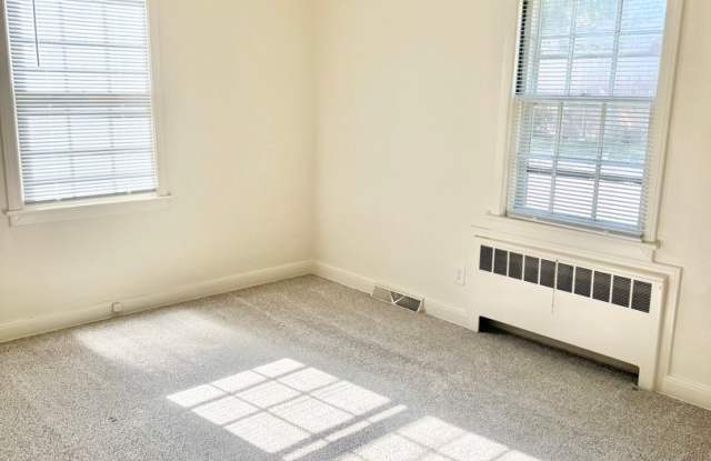 Adorable 2 Bedroom Between N Josephine Boyd & Battleground Ave! Gallery 3