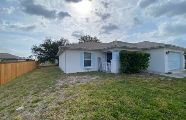 Available Now: Spacious and Charming 3 BD / 2 BR With A Den photos photos