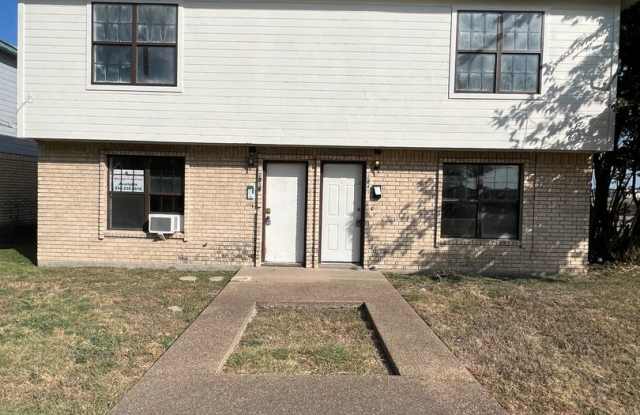 2 Bed/ 1.5 Bath Townhouse Gallery 1