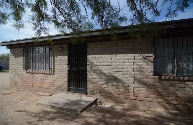 Completely Remodeled 2 Bedroom 1 Bath Duplex! South Tucson Location - 132 East 34th Street, South Tucson, AZ 85713