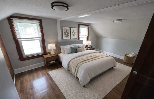 Recently Updated 2 Bedroom House Ready for Move In! Gallery 3