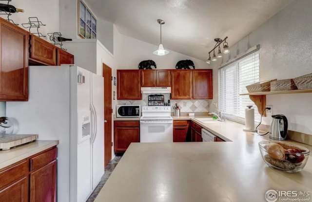 ***$500 Off 1st Months Rent*** Beautiful, Light-Filled 4bd/2ba North Boulder Home! Gallery 1