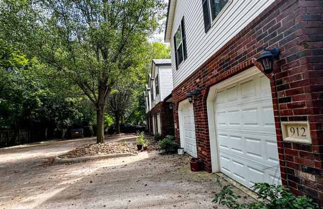 2 Bedroom, 2.5 Bathroom Condo near Downtown Fayetteville - 1x Car Garage + All Appliances Provided! Gallery 3