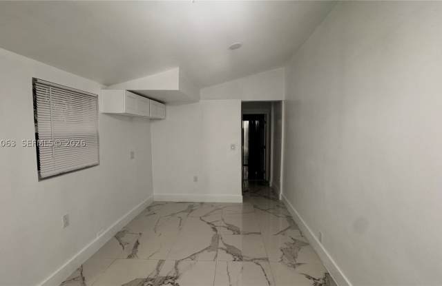 1905 Harding St Gallery 3