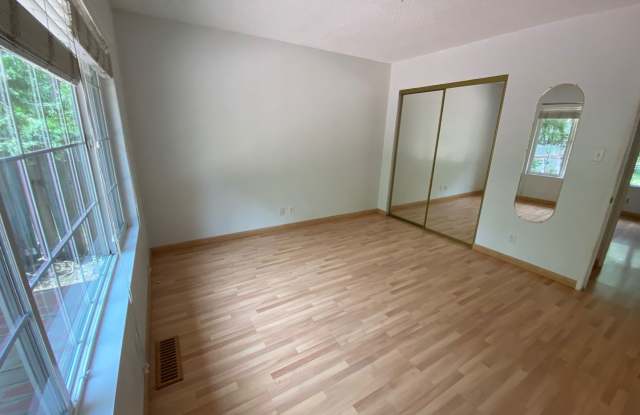 Bright Two Bedroom Home With a Large Backyard and Garage Gallery 4