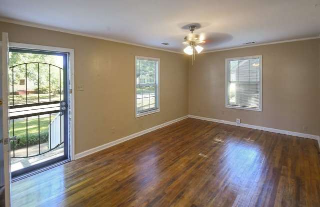 DARLING 2 bed, 1 bath home near Memphis Botanic Garden and Getwell Road. Gallery 4
