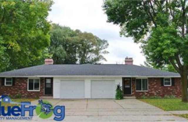 2143 Packerland Drive - 2145 photos photos