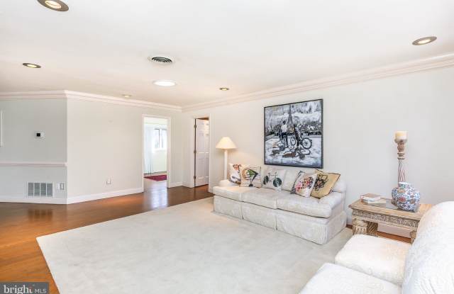 25 HIGHFIELD - UPPER LEVEL SPACE 1 - 25 Highfield Ct, Cockeysville, MD 21030