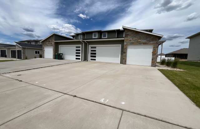 Stunning 5 Bed/2.5 Bath Twinhome For Rent in West Sioux Falls! photos photos
