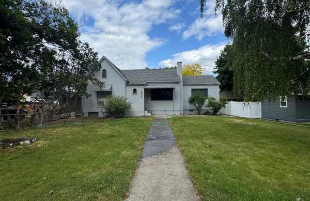 Charming 3 Bed Rental in Prime Location photos photos