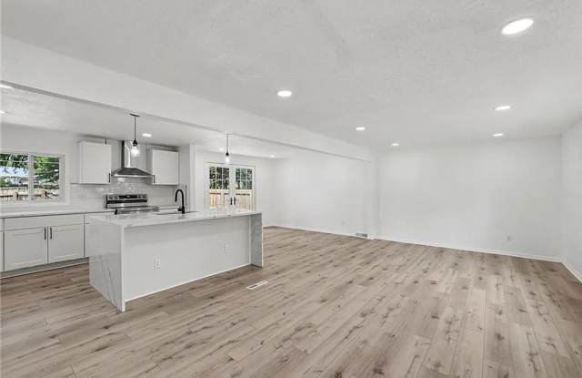 Beautiful Fully Renovated Home in Johnson County Gallery 4