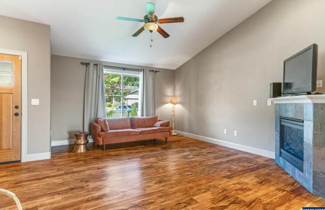 Beautiful 3-bedroom, 2-bathroom Home Located In The Charming City of Salem! Gallery 3