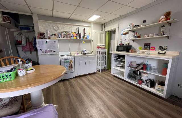 Upper Studio Close to Downtown La Crosse Gallery 2