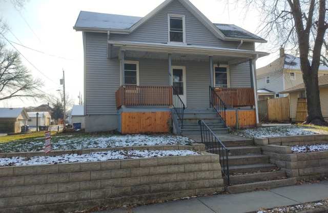 3 Bedroom 1 Bathroom House in Davenport - 111 East Garfield Street, Davenport, IA 52803