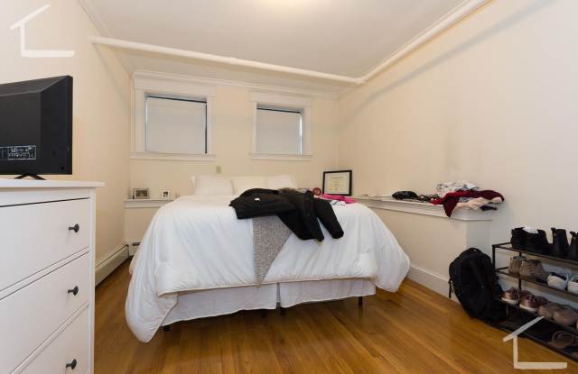 Garden level 3 bed in Allston Gallery 4