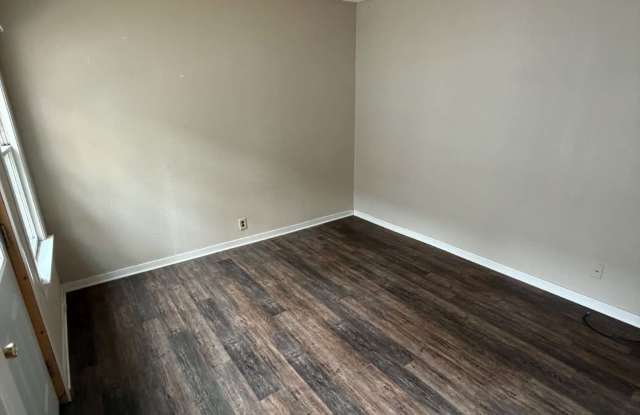 305 North Broadway - 307 1/2 Gallery 4